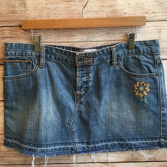 LEVIS JEANS SKIRT WITH EMBROIDERY & RELEASED HEM‎ - Picture 2 of 6